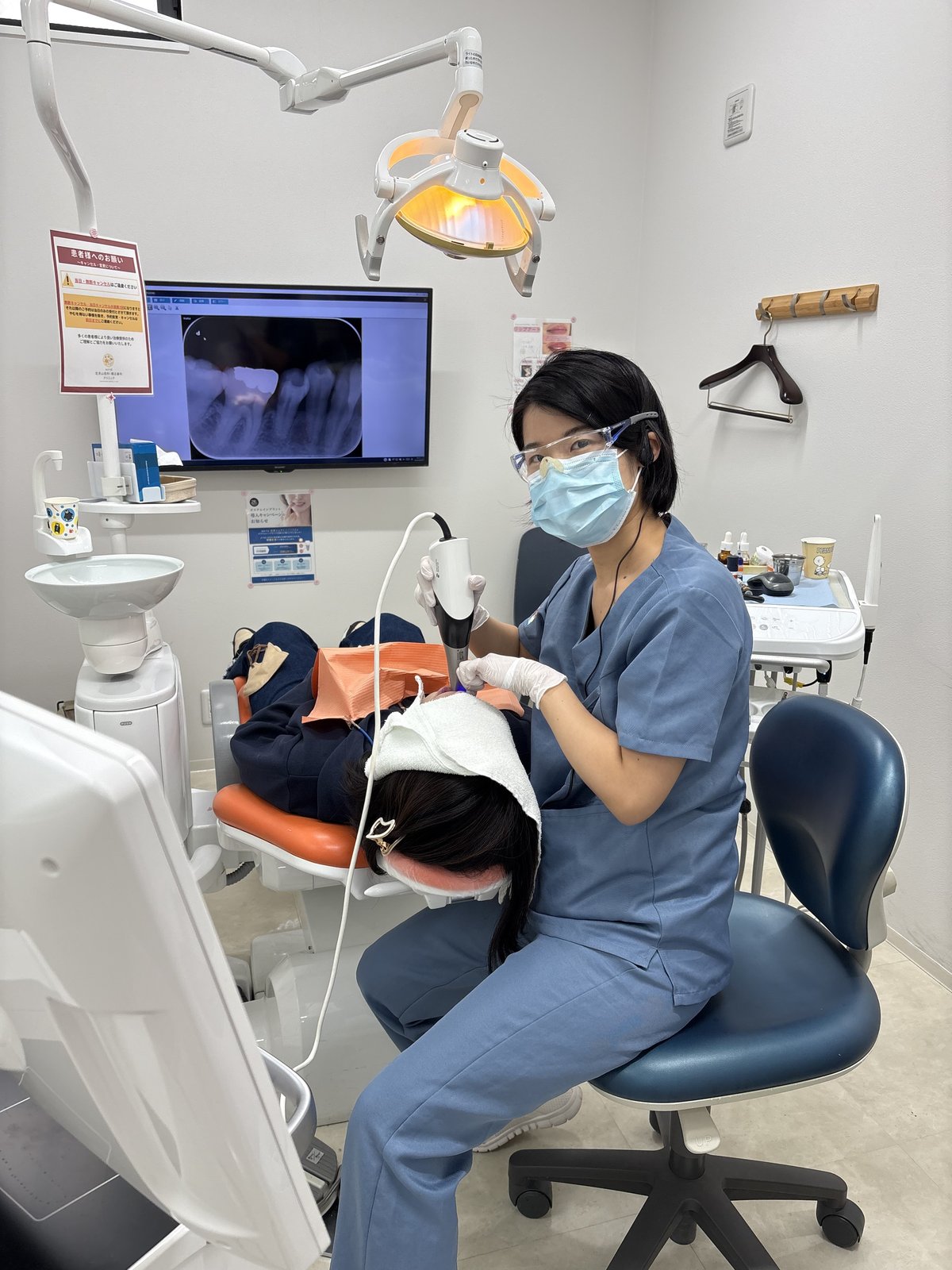 スタッフがPrimeScanで口腔内スキャン中