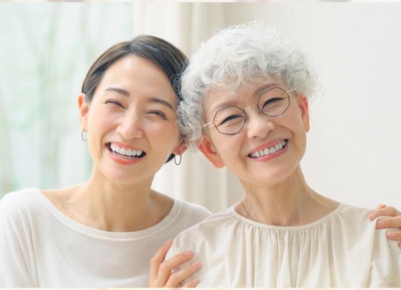 高齢でも健康的な笑顔の女性たち